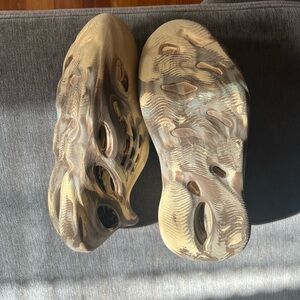 Yeezy Kids Shoes Slippers in Brown and Tan kids size 13K